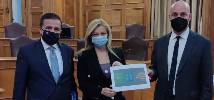 Στην Πρόεδρο της Επ. Περιβάλλοντος, κα Αυγερινοπούλου, επέδωσε ο Υφυπ. Περιβάλλοντος, κ. Αμυράς, την παρουσίαση του πρώτου Εθνικού Κλιματικού Νόμου