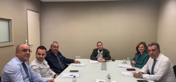 Συνάντηση εργασίας της Προέδρου της Επ. Περιβάλλοντος, Δ. Αυγερινοπούλου, του Προέδρου της Επ. Περιφερειών, κ. Κόνσολα και του Εκπροσώπου της ΚΕΔΕ, κ. Καστρινού με τη Γ.Γ. Δημόσιας Περιουσίας